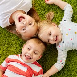 Les poux sont une vraie calamité. Ils s'attrapent très facilement, surtout chez les enfants mais comment cela se passe-il exactement ? Mon enfant risque-t-il d'attraper des poux s'il est assis à cote 
