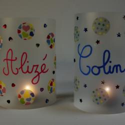 Activité de bricolage enfants pour réaliser une veilleuse personnalisée facilement à partir d'un gobelet transparent.