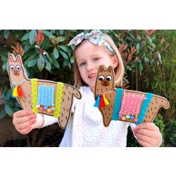 Grâce à cette activité nous allons donner une seconde vie à nos emballages en carton ! Avec un morceau de carton, de la laine, quelques perles, des pompons et des feutres les enfants pourront s'am