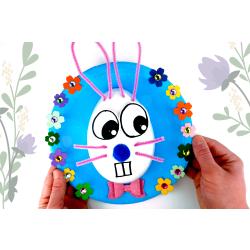 Avec un gros oeuf en polystyrène (enfin disons plutôt la moitié d'un oeuf) et une assiette en carton nous allons fabriquer un lapin mignon en 3D pour Pâques ! De la peinture, du collage, d