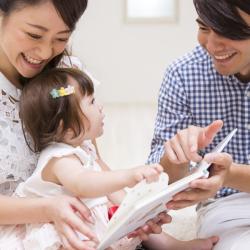 L’apprentissage du langage démarre dès les premières heures de vie et bien avant déja dans le ventre de maman. Bébé apprend sa langue par immersion complète dans sa lan