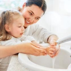 Se laver les mains un geste simple mais à condition de le faire correctement. Si dans la majorité des cas un lavage des mains mal fait est sans conséquence, il est indispensable de bien se laver les m