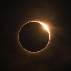 Lorsque la lune se trouve entre le soleil et la terre, la lune projette un cône d'ombre sur la terre, ce phÈnomËne s'appelle une eclipse de soleil.