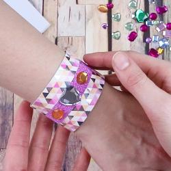 Le bracelet cartonné en masking tape est une activité manuelle que les enfants vont adorer ! Sur cette page apprenez comment réaliser rapidement et facilement ce bracelet avec du masking tape et du pa