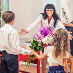 L'année scolaire se termine et nous avons tous pu constater les gros progrès de nos enfants grâce aux enseignants. 
Nous avons donc tous envie de remercier la maîtresse (ou le maître) de notre enfant
