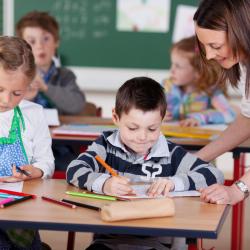 Les États signataires se sont engagés à créer les conditions pour que tous les enfants puissent assurer une école primaire gratuite et obligatoire.