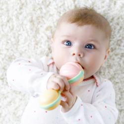Le hochet est un jouet qui se trouve dans le berceau de bébé depuis l'antiquité ! Le hochet est manipumé dans un premier temps par l'adulte, mais dès que la motricité de votre bé