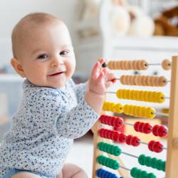 Dès son plus jeune âge l'enfant doit apprendre tout ce qui lui est nécessaire pour se construire et pour mener une vie d'homme adulte et responsable. En quelques années il doit s'approprier tout ce qu