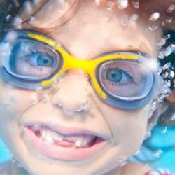Le message secret est un jeu d'eau idéal à faire à la piscine. Il faut faire deviner des mots ou des phrases et le tout la tête sous l'eau ! Un jeu qui permet de s'amuser tout en restant au frais ! De