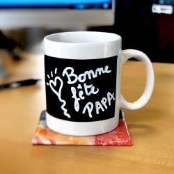 Découvrez comment réaliser ce superbe mug à offrir.C'est une activité très simple à réaliser pour la Fête des pères, la Fête des mères, pour Noël ou pour toute autre occasion.