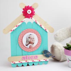 Comment réaliser en nichoir en bâtonnets       en bois ? Un DIY simple, coloré et personnalisable afin de réaliser une activité que les enfants adoreront. Un bricolage parfait à réaliser pour fêter le
