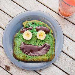 Découvrez comment réaliser ce monstrueux pain perdu monstre qui sera englouti par vos petits monstres le jour d'Halloween. C'est une recette parfaite pour Halloween et très drôle à faire avec les enfa