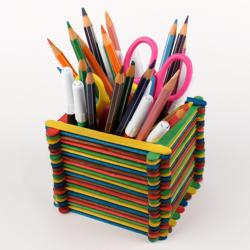 Activité de bricolage enfant pour réaliser un pot à crayons en bâtonnets de bois