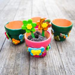 Ce pot de fleurs en pâte FIMO est une bonne activité manuelle printemps. Les enfants pourront modeler eux-mêmes des fleurs ou des papillons FIMO pour faire la deco pot de fleurs. Une activité facile à