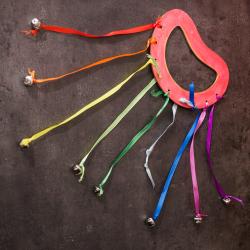 Une activité pour les enfants à partir de 2 ans pour réaliser un instrument de musique : le tambourin à grelots arc-en-ciel. Un tambourin en bois à décorer à la peinture et avec des rubans. Un loisir 