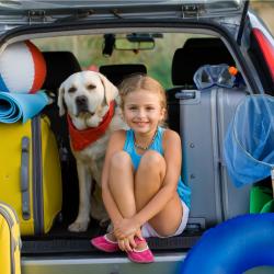 Comment préparer le voyage en voiture avec les enfants ? C'est enfin les vacances, mais entre les bouchons, les coups de chaleur et les kilomètres à faire, les voyages en voiture peuvent être long pou