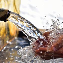 Seul 1% de la consommation d'eau des ménages est destiné à la boisson, pourtant notre consommation d'eau est toujours croissante et alors que la ressource en eau restant stable, nous risquons un jour 