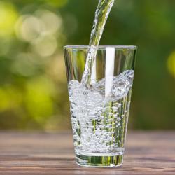 L’eau est insipensable à la vie humaine. Si un homme peut survivre plus d’un mois sans se nourrir, il ne peut pas vivre plus de 3 jours sans eau ! L’eau est aussi indispensable à l’hyg