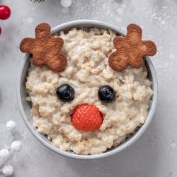 Notre recette de porridge en forme de renne, parfait pour les lendemains de Noël. Cette recette est très simple est sera très appréciée des enfants. Découvrez cette recette simple et rapide en suivant
