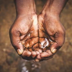 L’enjeu de l’eau pour les années à venir est simple : la ressource en eau consommable est limitée alors que la population mondiale et les besoins en eau ne cessent d’augmenter. De fai