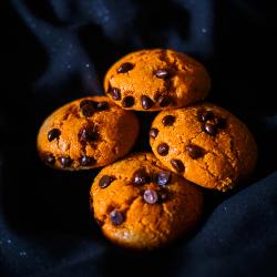 Recette des cookies couleur citrouille parfaits pour Halloween ! A cuisiner avec les enfants pour profiter d'une activité en famille d'Halloween. Les cookies sont adorés par les enfants, petits et gra