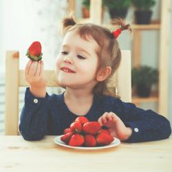 La fraise est l'un des aliments préférés des enfants, mais la connaissent-ils vraiment ? Voici un petit dossier sur les fraises, les variétés, leur croissance ... Retrouvez des coloriages de fraise, d