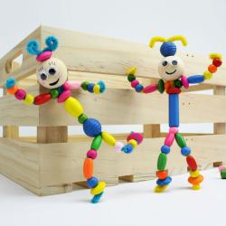 Un bricolage facile pour réaliser des marionnettes articulées en perles. Une jolie activité manuelle de perle économique et rapide à faire avec les enfants. Ils pourront s'amuser durant des heures ave