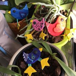 Des oiseaux à réaliser en pâte à sel pour faire de jolies décorations de printemps. Une activité manuelle qui permettra aux enfants d'apprendre à faire de la pâte à sel grâce à la recette simple et dé