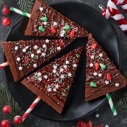 Ces sapins de Noël sont réalisé à partir d'un gateau au chocolat. Ensuite, il ne s'agit que de découpage et de décoration. Une recette hyper simple à faire avec les enfants à l'approche du 25 décembre