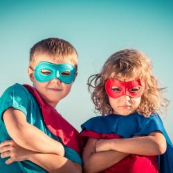Vous cherchez des idées pour occuper les enfants sur le thème des super héros ? Voici des jeux, des coloriages et des DIY qui feront plaisir à vos petits héros.