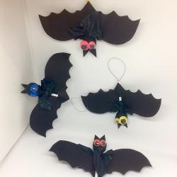Ces jolies suspensions d'Halloween sont composées de chauves souris. Ils forment une guirlande monstrueusement gourmande pour fêter Halloween. A accrocher dans la maison pour le passage de vos petits 