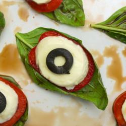 Cette recette vous permettra de réaliser un recette d'Halloween rapide, simple et saine. Vous pourrez ainsi réaliser des yeux globuleux parfaits pour les petits monstres qui veulent manger pendant Hal