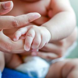 L'éveil et 5 sens : les jeux d'éveil doivent porter sur les 5 sens. La première occasion d'éveil de bébé passe par l'alimentation et donc par la bouche. Le temps de la tét&ea