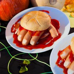Voici une recette parfaite pour le repas des petits monstres pendant Halloween. Découvrez la recette de la pizza monstrueuse d'Halloween. Des fantômes, des araignées, une pizza parfaite !