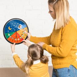 Découvrez notre horloge Montessori 24h à imprimer gratuitement pour aider les enfants à se repérer dans le temps et à apprendre l'heure.