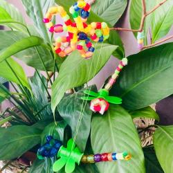 Une activité maternelle pour réaliser une libellule en perles. Une façon ludique de leur faire travailler la motricité fine et la dextérité en leur faisant enfiler des perles de différentes tailles. U