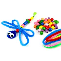 Découvrez une activité créative qui permettra aux enfants de développer leur motricité fine afin de créer des libellules géantes grâce à des perles en bois et des chenilles. Un bricolage facil