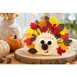 Fabriquez un adorable hérisson d’automne avec des feuilles pailletées et de petites brindilles, une activité créative idéale à réaliser avec les enfants à l’arrivée de l’automne.