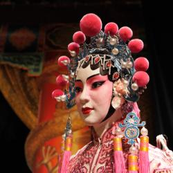 L'opéra chinois, aux origines lointaines, est un art complet, il réunit plusieurs activités artistiques . Cette fiche permet de mieux cerner cet art en apportant des informations sur les origines, les