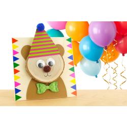 Retrouvez un tuto pour fabriquer avec les enfants un mignon petit ourson avec un rondin de bois et des gommettes. Une activité de collage parfaite pour le Carnaval.