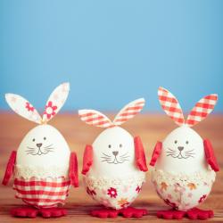 Le lundi de Pâques est férié tout comme le dimanche de Pâques. Le lundi de Pâques fait partie de la semaine de fête de Pâques. Autrefois, la fête de Pâques durait une semaine complète, cette semaine s