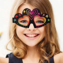 Il suffit parfois de placer une paire de lunettes sur son nez pour que votre enfant entre dans une autre dimension : celle du monde imaginaire ! Les enfants ont cette capacité de pouvoir se transporte