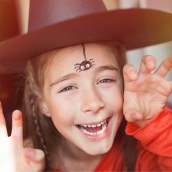 Réalisez ce maquillage d'araignée simple pour enfant grâce à ce pas-à-pas. C'est un maquillage très rapide à réaliser pour un déguisement de sorcière qui ne sort jamais sans son araignée de compagnie 