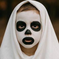 Comment réaliser un maquillage de fantôme ? Une idée de maquillage de fantôme tout mignon et gentil pour la transformation des enfants qui souhaitent se déguiser pour Halloween. Ce maquillage ne deman