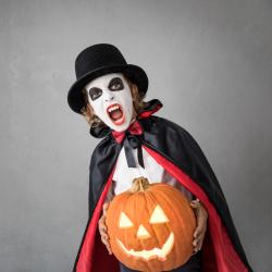 Un maquillage de vampire plus vrai que nature ! Ce maquillage d'Halloween est simple à réaliser et aussi très rapide. Les vampires sont toujours très appréciés par les enfants à Halloween et grâce à c