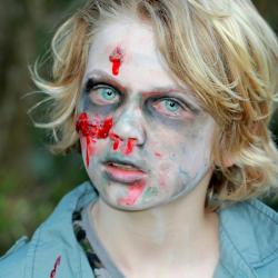 Comment réaliser un maquillage de zombie simple et très facile à faire pour déguiser un enfant en zombie. Avec ce maquillage il sera facile de trouver quelques vêtements dans la penderie pour transfor