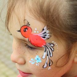 Une idée de maquillage d'oiseau pour enfant. Un maquillage simple pour réaliser un maquillage d'oiseau sur le visage de votre enfant. Le dessin est simple et le motif laisse les yeux bien dégagés ce q