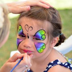Maquillage de papillon expliqué pour les enfants.   Fiche explicative illustrée de photos pour une réalisation facile. Un maquillage d'enfant : un maquillage de papillon. Une idée de maquillage de pap