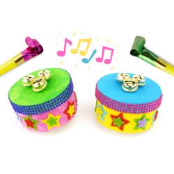 Dans ce tutoriel nous allons fabriquer des jolies maracas en utilisant des petites boites en bois, du riz, des grelots et des accessoires colorés. Un bricolage facile et amusant qui permettra aux enfa