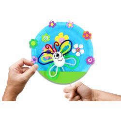 Avec ce bricolage facile et rapide, les enfants s'amuseront à fabriquer une marionnette papillon et un joli décor fleuri ! Idéal pour organiser un atelier créatif sur le thème du printemps.
